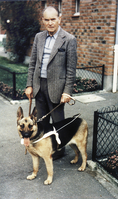 Paul Corteville avec le chien Dicky